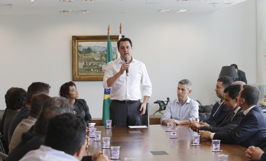 O governador Carlos Massa Ratinho Jr assinou no Palácio Iguaçu, decreto prorrogando a isenção do transporte para PCD (Pessoa Com Deficiência). Presentes na solenidade: prefeito de Curitiba, Rafael Greca de Macedo; secretário de Desenvolvimento Urbano, João Carlos Ortega; diretor presidente da Comec, Gilson dos Santos, entre outros.Curitiba, 09-04-19.Foto: Arnaldo Alves / ANPr.