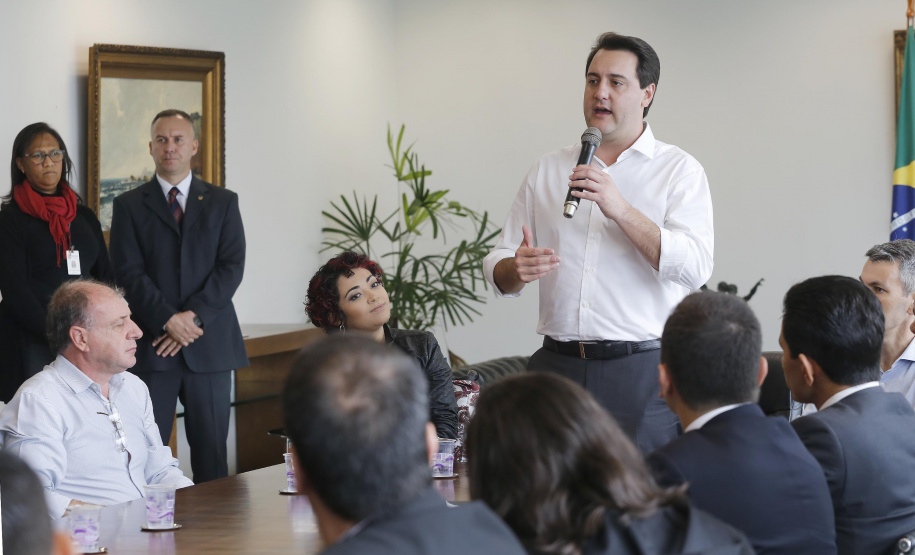 O governador Carlos Massa Ratinho Jr assinou no Palácio Iguaçu, decreto prorrogando a isenção do transporte para PCD (Pessoa Com Deficiência). Presentes na solenidade: prefeito de Curitiba, Rafael Greca de Macedo; secretário de Desenvolvimento Urbano, João Carlos Ortega; diretor presidente da Comec, Gilson dos Santos, entre outros.Curitiba, 09-04-19.Foto: Arnaldo Alves / ANPr.