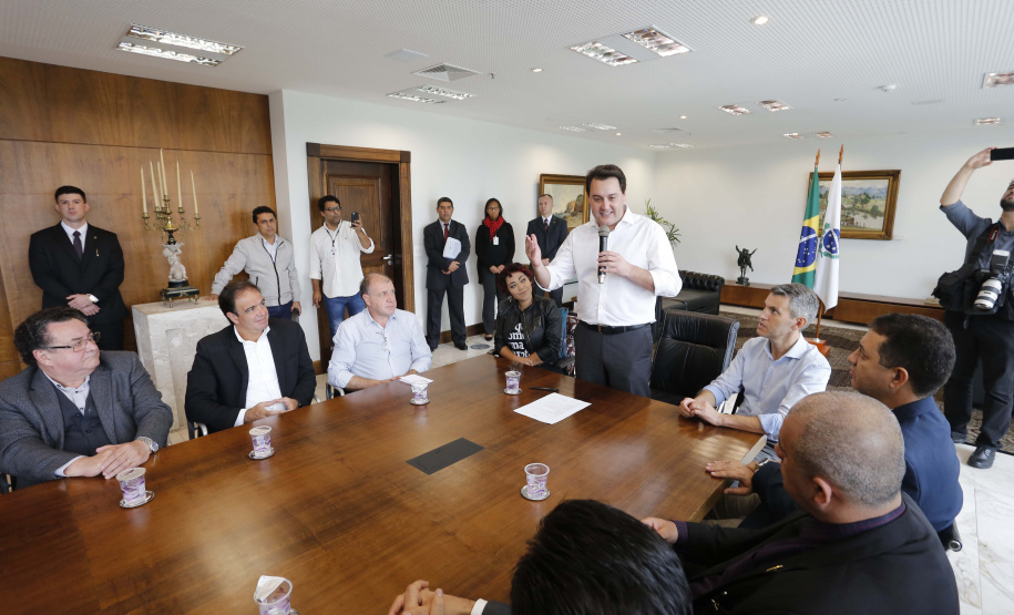 O governador Carlos Massa Ratinho Jr assinou no Palácio Iguaçu, decreto prorrogando a isenção do transporte para PCD (Pessoa Com Deficiência). Presentes na solenidade: prefeito de Curitiba, Rafael Greca de Macedo; secretário de Desenvolvimento Urbano, João Carlos Ortega; diretor presidente da Comec, Gilson dos Santos, entre outros.Curitiba, 09-04-19.Foto: Arnaldo Alves / ANPr.