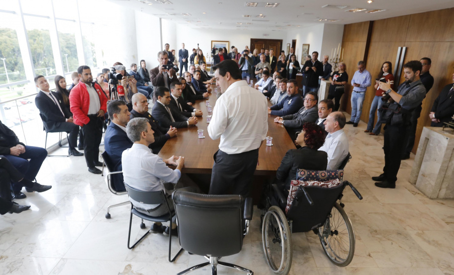 O governador Carlos Massa Ratinho Jr assinou no Palácio Iguaçu, decreto prorrogando a isenção do transporte para PCD (Pessoa Com Deficiência). Presentes na solenidade: prefeito de Curitiba, Rafael Greca de Macedo; secretário de Desenvolvimento Urbano, João Carlos Ortega; diretor presidente da Comec, Gilson dos Santos, entre outros.Curitiba, 09-04-19.Foto: Arnaldo Alves / ANPr.