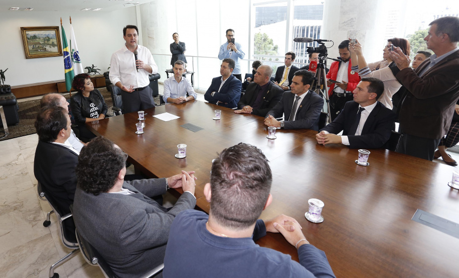 O governador Carlos Massa Ratinho Jr assinou no Palácio Iguaçu, decreto prorrogando a isenção do transporte para PCD (Pessoa Com Deficiência). Presentes na solenidade: prefeito de Curitiba, Rafael Greca de Macedo; secretário de Desenvolvimento Urbano, João Carlos Ortega; diretor presidente da Comec, Gilson dos Santos, entre outros.Curitiba, 09-04-19.Foto: Arnaldo Alves / ANPr.