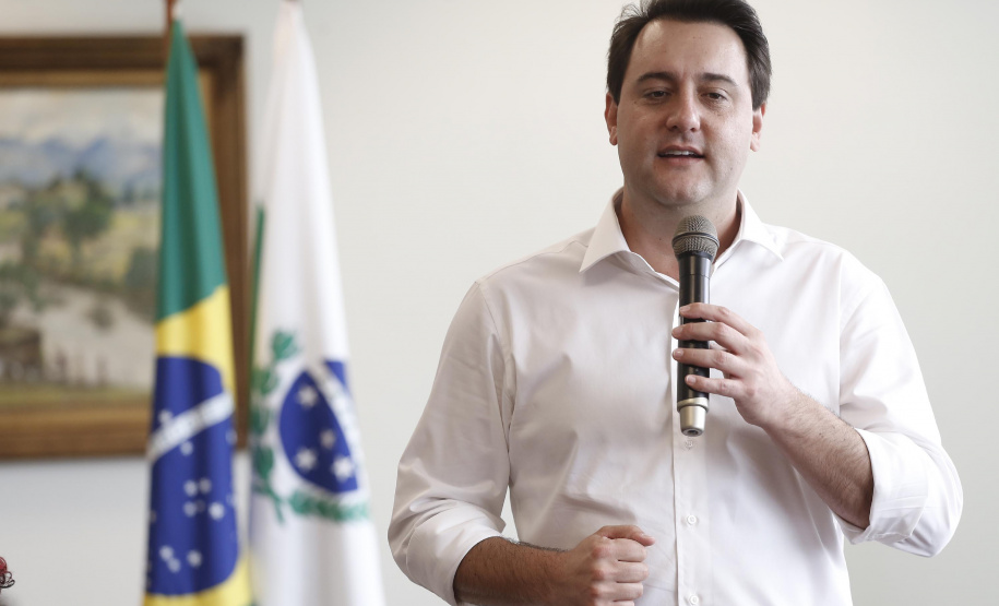O governador Carlos Massa Ratinho Jr assinou no Palácio Iguaçu, decreto prorrogando a isenção do transporte para PCD (Pessoa Com Deficiência). Presentes na solenidade: prefeito de Curitiba, Rafael Greca de Macedo; secretário de Desenvolvimento Urbano, João Carlos Ortega; diretor presidente da Comec, Gilson dos Santos, entre outros.Curitiba, 09-04-19.Foto: Arnaldo Alves / ANPr.