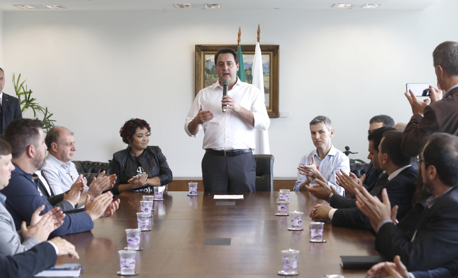 O governador Carlos Massa Ratinho Jr assinou no Palácio Iguaçu, decreto prorrogando a isenção do transporte para PCD (Pessoa Com Deficiência). Presentes na solenidade: prefeito de Curitiba, Rafael Greca de Macedo; secretário de Desenvolvimento Urbano, João Carlos Ortega; diretor presidente da Comec, Gilson dos Santos, entre outros.Curitiba, 09-04-19.Foto: Arnaldo Alves / ANPr.