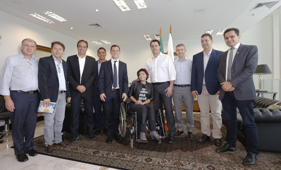 O governador Carlos Massa Ratinho Jr assinou no Palácio Iguaçu, decreto prorrogando a isenção do transporte para PCD (Pessoa Com Deficiência). Presentes na solenidade: prefeito de Curitiba, Rafael Greca de Macedo; secretário de Desenvolvimento Urbano, João Carlos Ortega; diretor presidente da Comec, Gilson dos Santos, entre outros.Curitiba, 09-04-19.Foto: Arnaldo Alves / ANPr.
