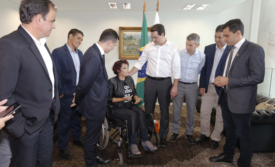 O governador Carlos Massa Ratinho Jr assinou no Palácio Iguaçu, decreto prorrogando a isenção do transporte para PCD (Pessoa Com Deficiência). Presentes na solenidade: prefeito de Curitiba, Rafael Greca de Macedo; secretário de Desenvolvimento Urbano, João Carlos Ortega; diretor presidente da Comec, Gilson dos Santos, entre outros.Curitiba, 09-04-19.Foto: Arnaldo Alves / ANPr.