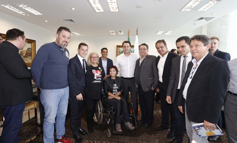 O governador Carlos Massa Ratinho Jr assinou no Palácio Iguaçu, decreto prorrogando a isenção do transporte para PCD (Pessoa Com Deficiência). Presentes na solenidade: prefeito de Curitiba, Rafael Greca de Macedo; secretário de Desenvolvimento Urbano, João Carlos Ortega; diretor presidente da Comec, Gilson dos Santos, entre outros.Curitiba, 09-04-19.Foto: Arnaldo Alves / ANPr.