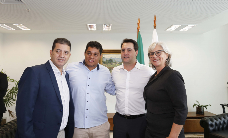 O governador Carlos Massa Ratinho Jr assinou no Palácio Iguaçu, decreto prorrogando a isenção do transporte para PCD (Pessoa Com Deficiência). Presentes na solenidade: prefeito de Curitiba, Rafael Greca de Macedo; secretário de Desenvolvimento Urbano, João Carlos Ortega; diretor presidente da Comec, Gilson dos Santos, entre outros.Curitiba, 09-04-19.Foto: Arnaldo Alves / ANPr.