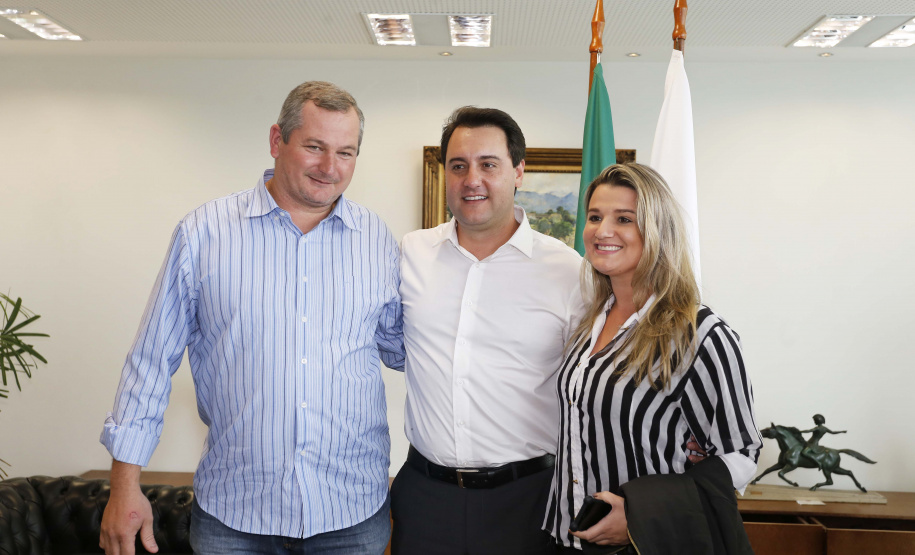 O governador Carlos Massa Ratinho Jr assinou no Palácio Iguaçu, decreto prorrogando a isenção do transporte para PCD (Pessoa Com Deficiência). Presentes na solenidade: prefeito de Curitiba, Rafael Greca de Macedo; secretário de Desenvolvimento Urbano, João Carlos Ortega; diretor presidente da Comec, Gilson dos Santos, entre outros.Curitiba, 09-04-19.Foto: Arnaldo Alves / ANPr.