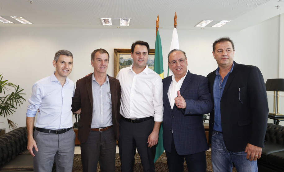 O governador Carlos Massa Ratinho Jr assinou no Palácio Iguaçu, decreto prorrogando a isenção do transporte para PCD (Pessoa Com Deficiência). Presentes na solenidade: prefeito de Curitiba, Rafael Greca de Macedo; secretário de Desenvolvimento Urbano, João Carlos Ortega; diretor presidente da Comec, Gilson dos Santos, entre outros.Curitiba, 09-04-19.Foto: Arnaldo Alves / ANPr.