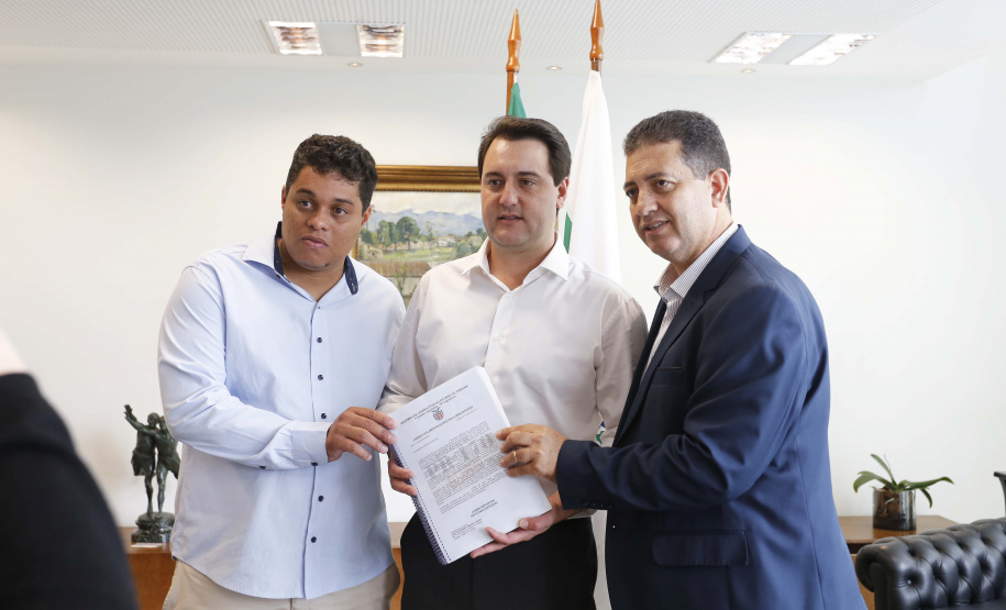O governador Carlos Massa Ratinho Jr assinou no Palácio Iguaçu, decreto prorrogando a isenção do transporte para PCD (Pessoa Com Deficiência). Presentes na solenidade: prefeito de Curitiba, Rafael Greca de Macedo; secretário de Desenvolvimento Urbano, João Carlos Ortega; diretor presidente da Comec, Gilson dos Santos, entre outros.Curitiba, 09-04-19.Foto: Arnaldo Alves / ANPr.