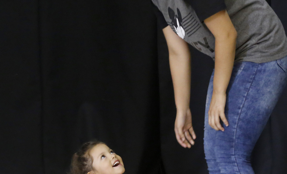 Alunos do Colégio Estadual Barão de Antonina, em Rio Negro, apresentam a peça de teatro "Conscientização do Uso da Cadeirinha" em automóveis. Rio Negro, 13-03-19.Foto: Arnaldo Alves / ANPr.