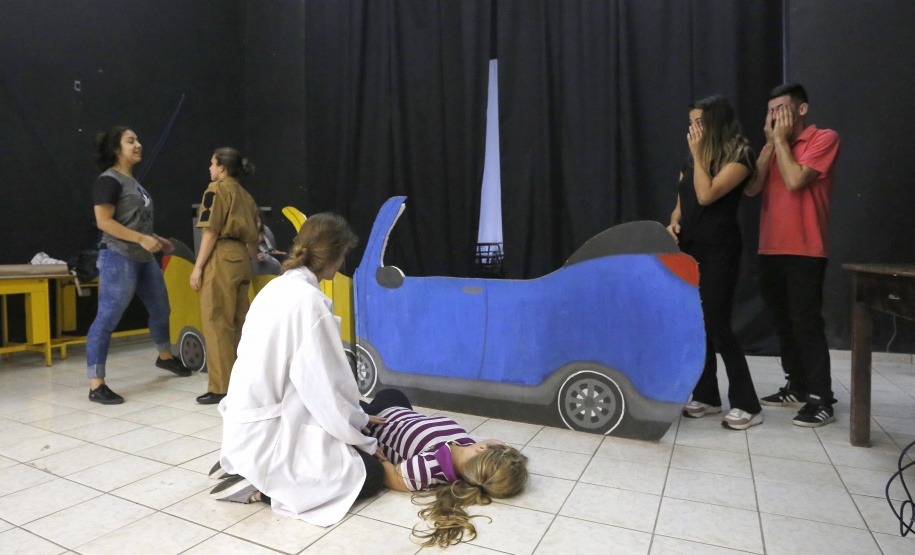 Alunos do Colégio Estadual Barão de Antonina, em Rio Negro, apresentam a peça de teatro "Conscientização do Uso da Cadeirinha" em automóveis. Rio Negro, 13-03-19.Foto: Arnaldo Alves / ANPr.