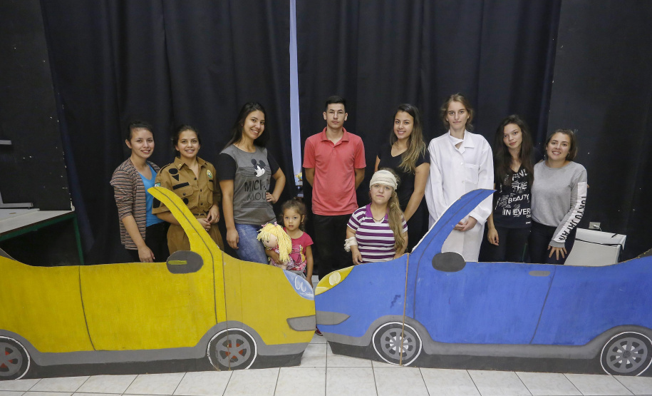 Alunos do Colégio Estadual Barão de Antonina, em Rio Negro, apresentam a peça de teatro "Conscientização do Uso da Cadeirinha" em automóveis. Rio Negro, 13-03-19.Foto: Arnaldo Alves / ANPr.