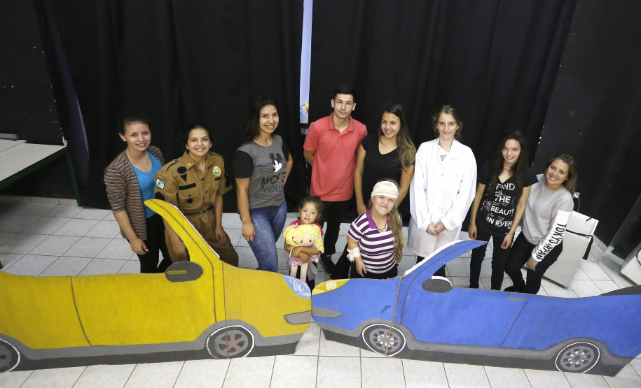 Alunos do Colégio Estadual Barão de Antonina, em Rio Negro, apresentam a peça de teatro "Conscientização do Uso da Cadeirinha" em automóveis. Rio Negro, 13-03-19.Foto: Arnaldo Alves / ANPr.