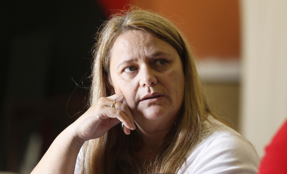 Alunos do Colégio Estadual Barão de Antonina, em Rio Negro, apresentam a peça de teatro "Conscientização do Uso da Cadeirinha" em automóveis. N/F: Regina Celia Mendes, pedagoga e coordenadora do projeto.Rio Negro, 13-03-19.Foto: Arnaldo Alves / ANPr.