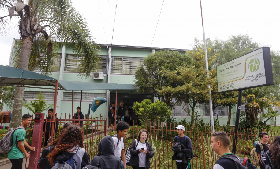 Alunos do Colégio Estadual Barão de Antonina, em Rio Negro, apresentam a peça de teatro "Conscientização do Uso da Cadeirinha" em automóveis. Rio Negro, 13-03-19.Foto: Arnaldo Alves / ANPr.