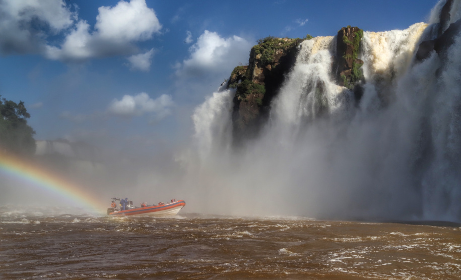Destino turístico do Paraná mais visitado por estrangeiros, Foz do Iguaçu, tem nas Cataratas do Iguaçu seu principal atrativo – 275 quedas d’água que se estendem por quase cinco quilômetros do Rio Iguaçu. Foto: José Fernando Ogura/ANPr