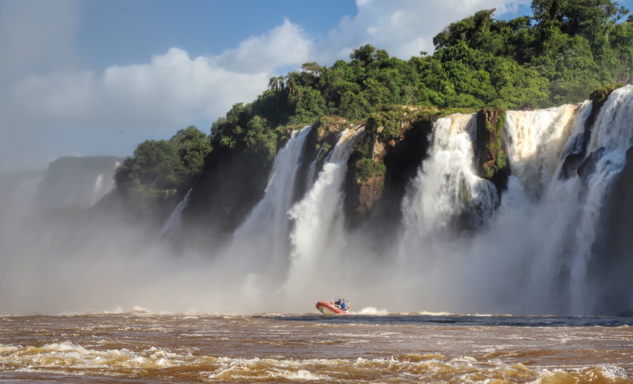 Destino turístico do Paraná mais visitado por estrangeiros, Foz do Iguaçu, tem nas Cataratas do Iguaçu seu principal atrativo – 275 quedas d’água que se estendem por quase cinco quilômetros do Rio Iguaçu. Foto: José Fernando Ogura/ANPr