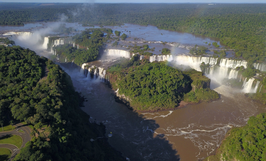 Destino turístico do Paraná mais visitado por estrangeiros, Foz do Iguaçu, tem nas Cataratas do Iguaçu seu principal atrativo – 275 quedas d’água que se estendem por quase cinco quilômetros do Rio Iguaçu. Foto: José Fernando Ogura/ANPr