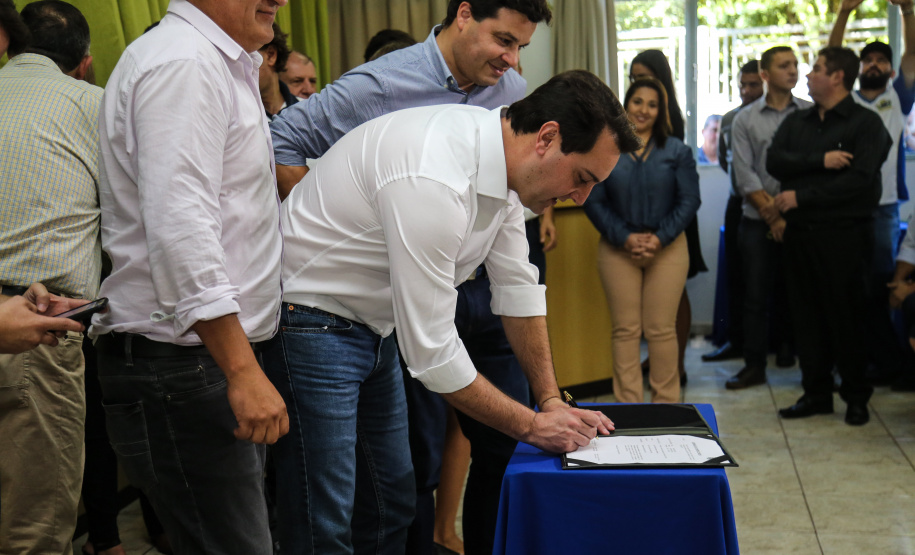O governador Carlos Massa Ratinho Junior  assina ordem de serviço para construção de Escola em Mauá da Serra nesta quarta-feira (10).  Mauá da Serra, 10/04/2019 -  Foto: Geraldo Bubniak/ANPr