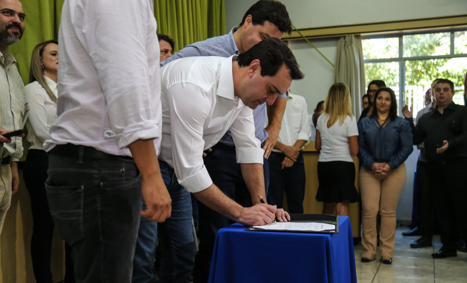 O governador Carlos Massa Ratinho Junior  assina ordem de serviço para construção de Escola em Mauá da Serra nesta quarta-feira (10).  Mauá da Serra, 10/04/2019 -  Foto: Geraldo Bubniak/ANPr