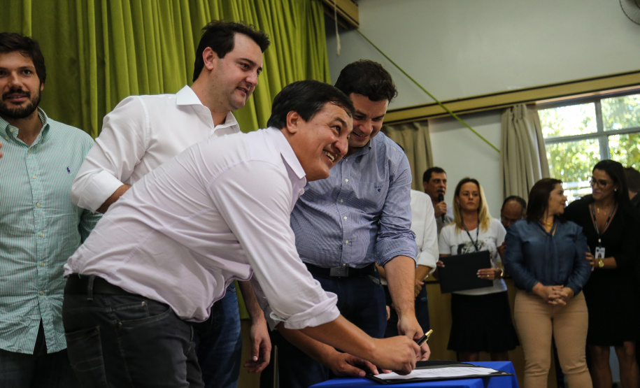 O governador Carlos Massa Ratinho Junior  assina ordem de serviço para construção de Escola em Mauá da Serra nesta quarta-feira (10).  Mauá da Serra, 10/04/2019 -  Foto: Geraldo Bubniak/ANPr