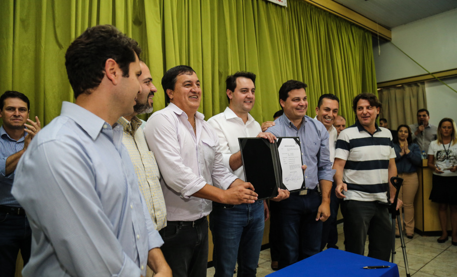 O governador Carlos Massa Ratinho Junior  assina ordem de serviço para construção de Escola em Mauá da Serra nesta quarta-feira (10).  Mauá da Serra, 10/04/2019 -  Foto: Geraldo Bubniak/ANPr