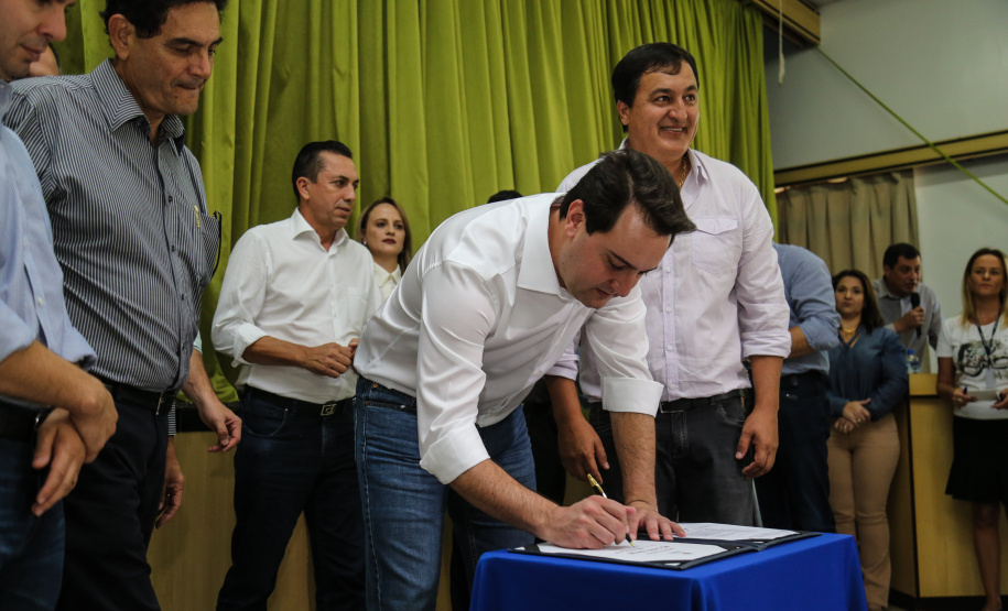 O governador Carlos Massa Ratinho Junior  assina ordem de serviço para construção de Escola em Mauá da Serra nesta quarta-feira (10).  Mauá da Serra, 10/04/2019 -  Foto: Geraldo Bubniak/ANPr