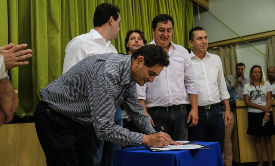 O governador Carlos Massa Ratinho Junior  assina ordem de serviço para construção de Escola em Mauá da Serra nesta quarta-feira (10).  Mauá da Serra, 10/04/2019 -  Foto: Geraldo Bubniak/ANPr