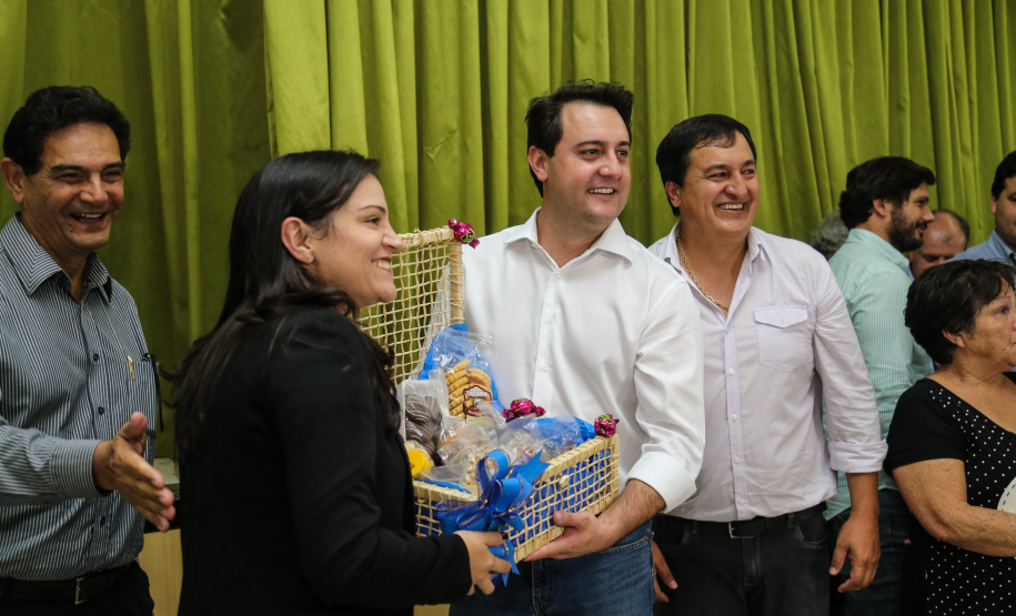 O governador Carlos Massa Ratinho Junior  assina ordem de serviço para construção de Escola em Mauá da Serra nesta quarta-feira (10).  Mauá da Serra, 10/04/2019 -  Foto: Geraldo Bubniak/ANPr