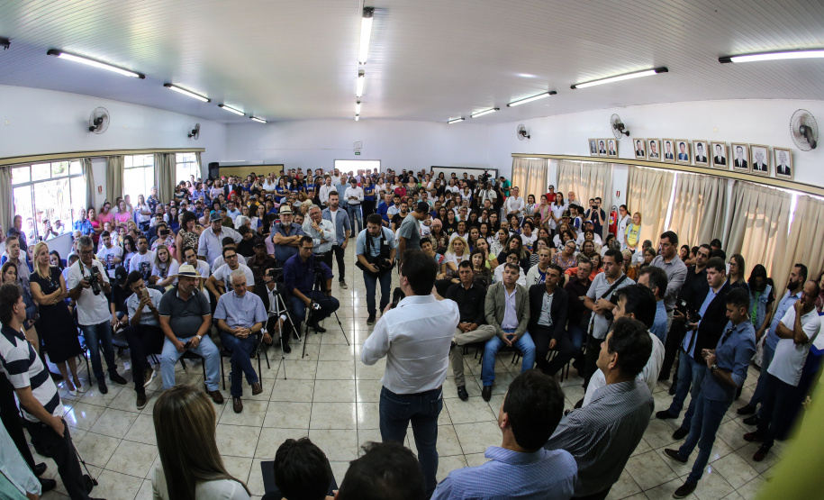 O governador Carlos Massa Ratinho Junior  assina ordem de serviço para construção de Escola em Mauá da Serra nesta quarta-feira (10).  Londrina, 10/04/2019 -  Foto: Geraldo Bubniak/ANPr