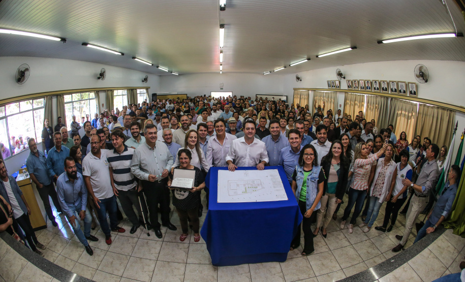 O governador Carlos Massa Ratinho Junior  assina ordem de serviço para construção de Escola em Mauá da Serra nesta quarta-feira (10).  Londrina, 10/04/2019 -  Foto: Geraldo Bubniak/ANPr