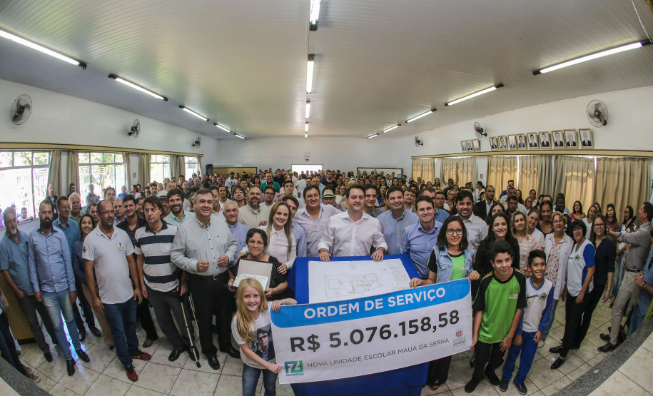 O governador Carlos Massa Ratinho Junior  assina ordem de serviço para construção de Escola em Mauá da Serra nesta quarta-feira (10).  Londrina, 10/04/2019 -  Foto: Geraldo Bubniak/ANPr