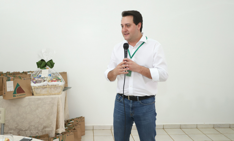 Também em Mauá da Serra, Ratinho Junior visitou as instalações da SL Alimentos, uma das maiores produtoras de aveia da América Latina. No local, ele reforçou o compromisso do Estado com o setor produtivo. “Estamos construindo aqui no Paraná um ambiente para que as indústrias possam crescer e gerar cada vez mais empregos”, disse. Foto: Rodrigo Felix Leal/ANPr
