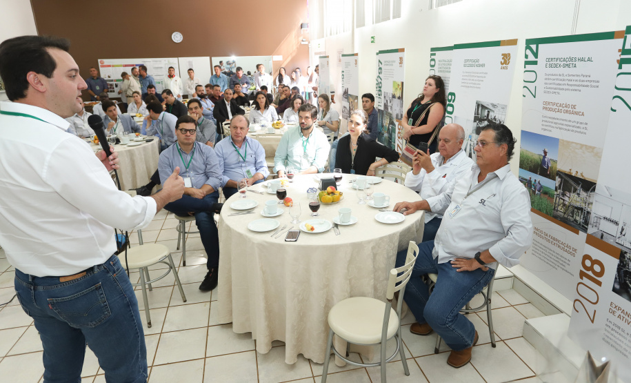 Também em Mauá da Serra, Ratinho Junior visitou as instalações da SL Alimentos, uma das maiores produtoras de aveia da América Latina. No local, ele reforçou o compromisso do Estado com o setor produtivo. “Estamos construindo aqui no Paraná um ambiente para que as indústrias possam crescer e gerar cada vez mais empregos”, disse. Foto: Rodrigo Felix Leal/ANPr