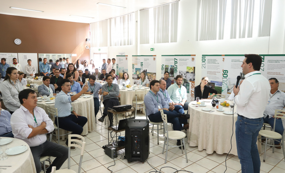 Também em Mauá da Serra, Ratinho Junior visitou as instalações da SL Alimentos, uma das maiores produtoras de aveia da América Latina. No local, ele reforçou o compromisso do Estado com o setor produtivo. “Estamos construindo aqui no Paraná um ambiente para que as indústrias possam crescer e gerar cada vez mais empregos”, disse. Foto: Rodrigo Felix Leal/ANPr