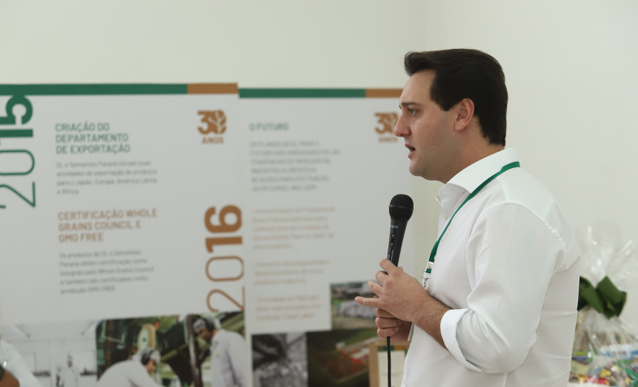 Também em Mauá da Serra, Ratinho Junior visitou as instalações da SL Alimentos, uma das maiores produtoras de aveia da América Latina. No local, ele reforçou o compromisso do Estado com o setor produtivo. “Estamos construindo aqui no Paraná um ambiente para que as indústrias possam crescer e gerar cada vez mais empregos”, disse. Foto: Rodrigo Felix Leal/ANPr