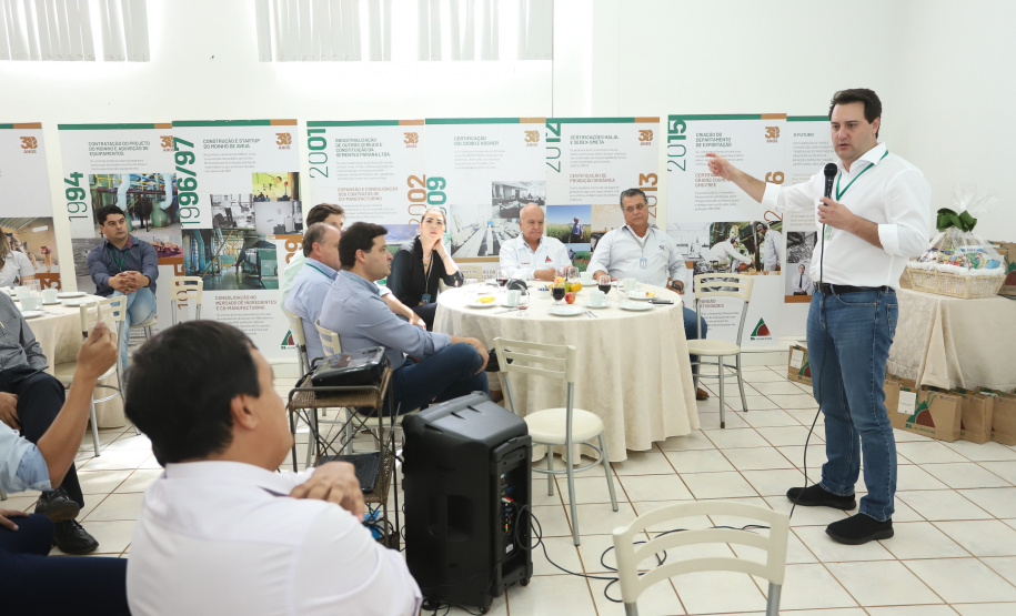 Também em Mauá da Serra, Ratinho Junior visitou as instalações da SL Alimentos, uma das maiores produtoras de aveia da América Latina. No local, ele reforçou o compromisso do Estado com o setor produtivo. “Estamos construindo aqui no Paraná um ambiente para que as indústrias possam crescer e gerar cada vez mais empregos”, disse. Foto: Rodrigo Felix Leal/ANPr
