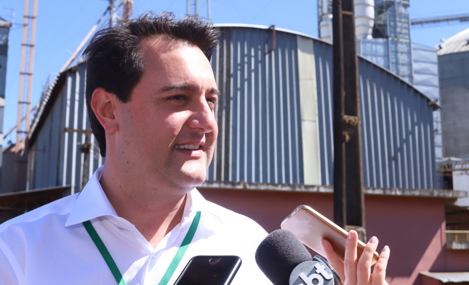Também em Mauá da Serra, Ratinho Junior visitou as instalações da SL Alimentos, uma das maiores produtoras de aveia da América Latina. No local, ele reforçou o compromisso do Estado com o setor produtivo. “Estamos construindo aqui no Paraná um ambiente para que as indústrias possam crescer e gerar cada vez mais empregos”, disse. Foto: Rodrigo Felix Leal/ANPr