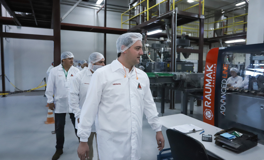 Também em Mauá da Serra, Ratinho Junior visitou as instalações da SL Alimentos, uma das maiores produtoras de aveia da América Latina. No local, ele reforçou o compromisso do Estado com o setor produtivo. “Estamos construindo aqui no Paraná um ambiente para que as indústrias possam crescer e gerar cada vez mais empregos”, disse. Foto: Rodrigo Felix Leal/ANPr