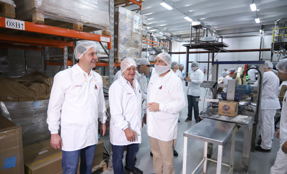 Também em Mauá da Serra, Ratinho Junior visitou as instalações da SL Alimentos, uma das maiores produtoras de aveia da América Latina. No local, ele reforçou o compromisso do Estado com o setor produtivo. “Estamos construindo aqui no Paraná um ambiente para que as indústrias possam crescer e gerar cada vez mais empregos”, disse. Foto: Rodrigo Felix Leal/ANPr