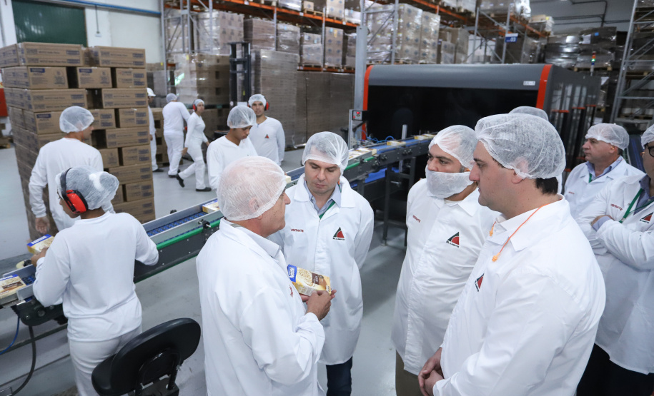 Também em Mauá da Serra, Ratinho Junior visitou as instalações da SL Alimentos, uma das maiores produtoras de aveia da América Latina. No local, ele reforçou o compromisso do Estado com o setor produtivo. “Estamos construindo aqui no Paraná um ambiente para que as indústrias possam crescer e gerar cada vez mais empregos”, disse. Foto: Rodrigo Felix Leal/ANPr