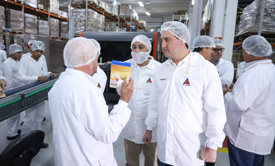 Também em Mauá da Serra, Ratinho Junior visitou as instalações da SL Alimentos, uma das maiores produtoras de aveia da América Latina. No local, ele reforçou o compromisso do Estado com o setor produtivo. “Estamos construindo aqui no Paraná um ambiente para que as indústrias possam crescer e gerar cada vez mais empregos”, disse. Foto: Rodrigo Felix Leal/ANPr