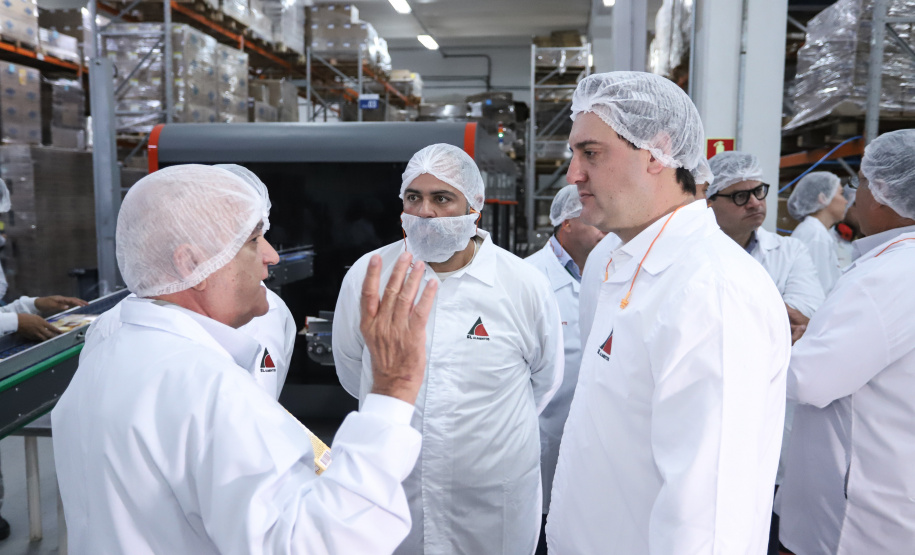 Também em Mauá da Serra, Ratinho Junior visitou as instalações da SL Alimentos, uma das maiores produtoras de aveia da América Latina. No local, ele reforçou o compromisso do Estado com o setor produtivo. “Estamos construindo aqui no Paraná um ambiente para que as indústrias possam crescer e gerar cada vez mais empregos”, disse. Foto: Rodrigo Felix Leal/ANPr