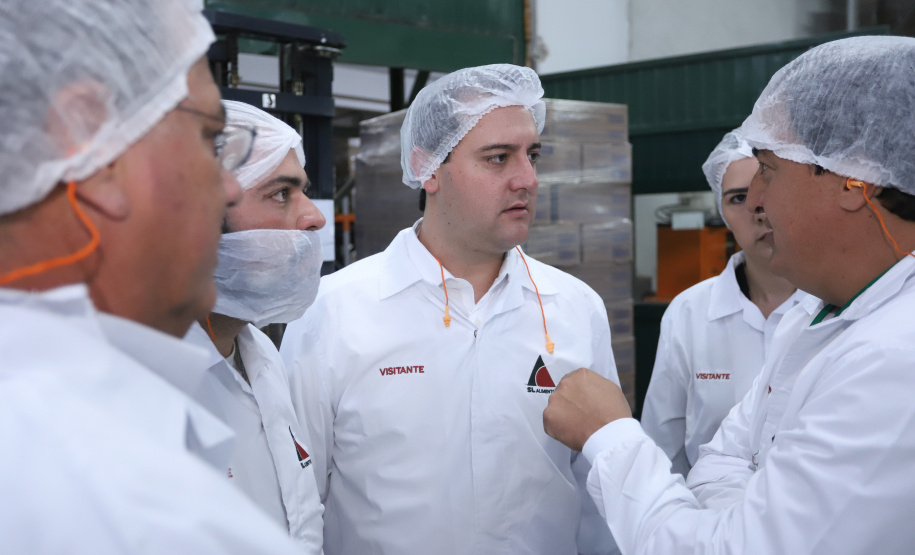 Também em Mauá da Serra, Ratinho Junior visitou as instalações da SL Alimentos, uma das maiores produtoras de aveia da América Latina. No local, ele reforçou o compromisso do Estado com o setor produtivo. “Estamos construindo aqui no Paraná um ambiente para que as indústrias possam crescer e gerar cada vez mais empregos”, disse. Foto: Rodrigo Felix Leal/ANPr