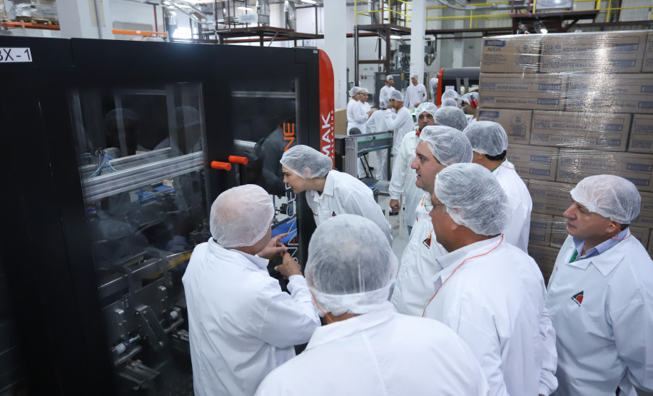 Também em Mauá da Serra, Ratinho Junior visitou as instalações da SL Alimentos, uma das maiores produtoras de aveia da América Latina. No local, ele reforçou o compromisso do Estado com o setor produtivo. “Estamos construindo aqui no Paraná um ambiente para que as indústrias possam crescer e gerar cada vez mais empregos”, disse. Foto: Rodrigo Felix Leal/ANPr