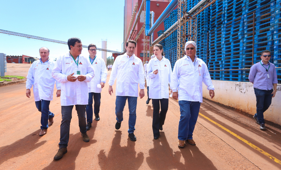 Também em Mauá da Serra, Ratinho Junior visitou as instalações da SL Alimentos, uma das maiores produtoras de aveia da América Latina. No local, ele reforçou o compromisso do Estado com o setor produtivo. “Estamos construindo aqui no Paraná um ambiente para que as indústrias possam crescer e gerar cada vez mais empregos”, disse. Foto: Rodrigo Felix Leal/ANPr