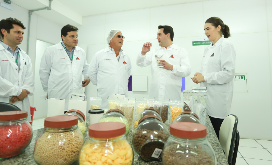 Também em Mauá da Serra, Ratinho Junior visitou as instalações da SL Alimentos, uma das maiores produtoras de aveia da América Latina. No local, ele reforçou o compromisso do Estado com o setor produtivo. “Estamos construindo aqui no Paraná um ambiente para que as indústrias possam crescer e gerar cada vez mais empregos”, disse. Foto: Rodrigo Felix Leal/ANPr