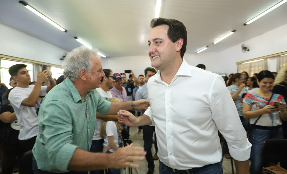 O município de Mauá da Serra, no Vale do Ivaí, ganhará uma nova escola estadual. O governador Carlos Massa Ratinho Junior esteve no município nesta quarta-feira (10) para assinar a ordem de serviço para a construção do Colégio Estadual Vilson Miranda, que terá capacidade para 840 estudantes. O investimento é de R$ 5 milhões.  -  Mauá da Serra, 10/04/2019  -  Foto: Rodrigo Félix Leal/ANPr