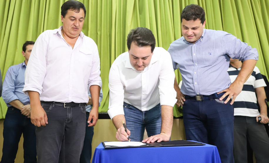 O município de Mauá da Serra, no Vale do Ivaí, ganhará uma nova escola estadual. O governador Carlos Massa Ratinho Junior esteve no município nesta quarta-feira (10) para assinar a ordem de serviço para a construção do Colégio Estadual Vilson Miranda, que terá capacidade para 840 estudantes. O investimento é de R$ 5 milhões.  -  Mauá da Serra, 10/04/2019  -  Foto: Rodrigo Félix Leal/ANPr